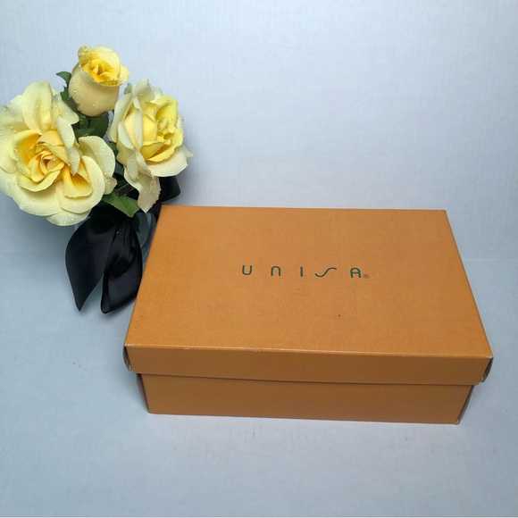 ⭐️NEW⭐️UNISA Black Patent Leather Loafers - Picture 8 of 8